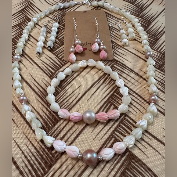 B20. Gorgeous Queen conch shells Mother of Pearl Pikake & Edison pearl Bracelet - Picture 10 of 10